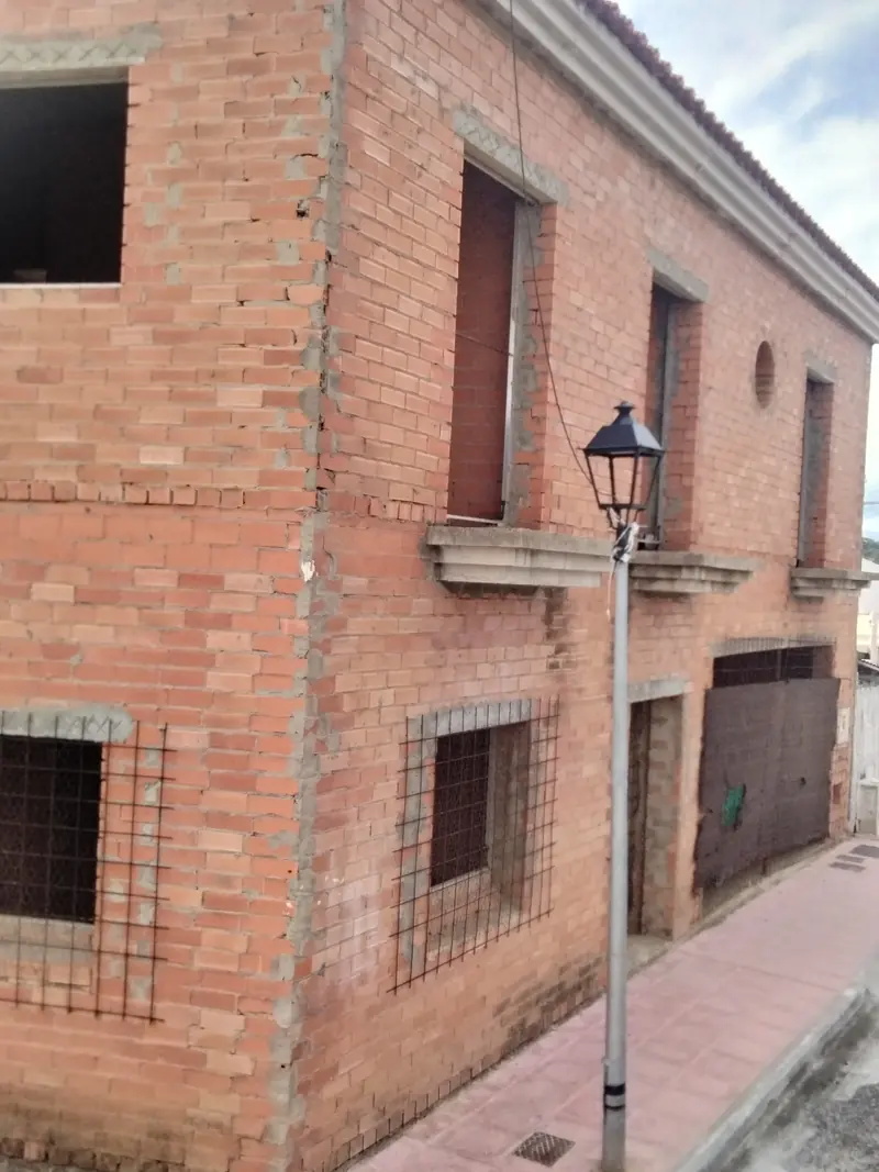 Vivienda de ladrillo visto antes del revestimiento de fachada