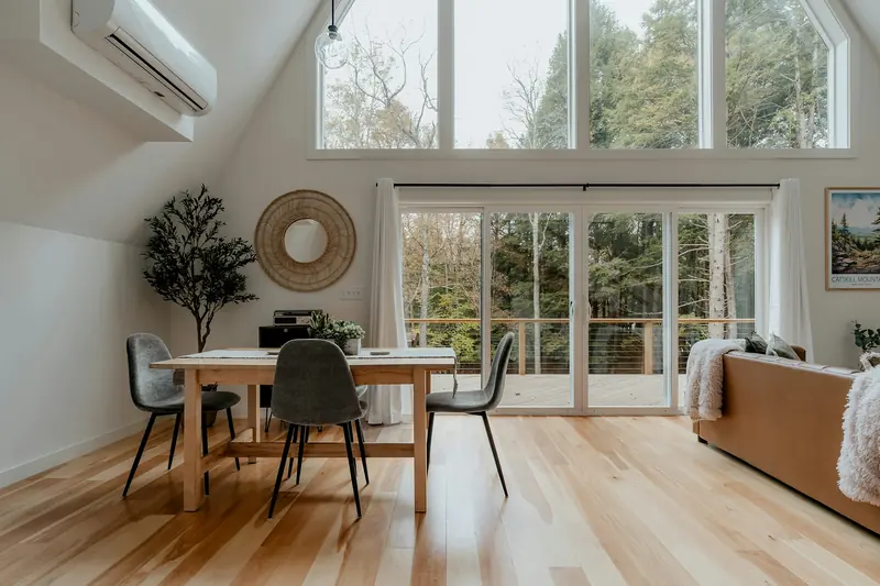 Salón luminoso con suelo de madera clara recién instalado